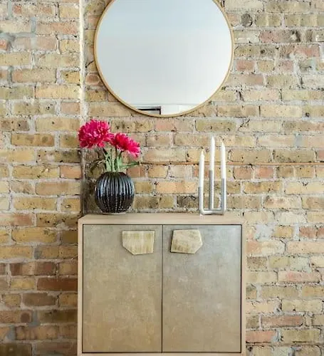 Beautifully Remodeled Second Floor Flat In River North - 2n * Chicago