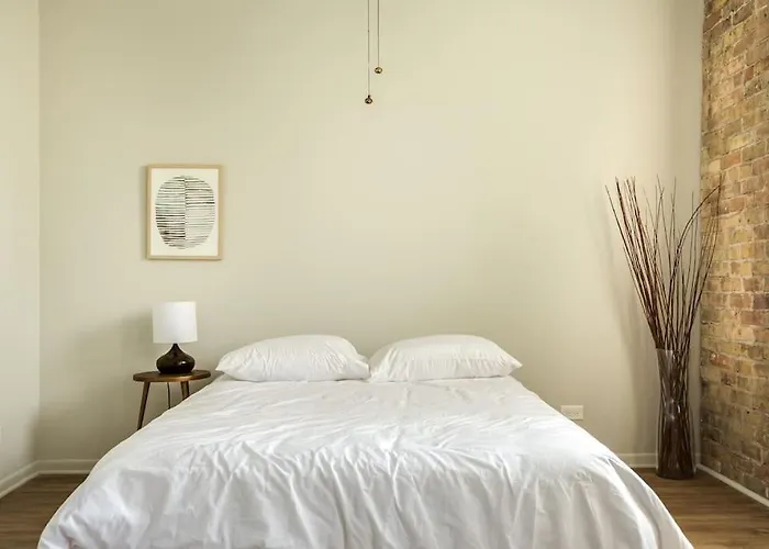 Beautifully Remodeled Second Floor Flat In River North - 2n Chicago