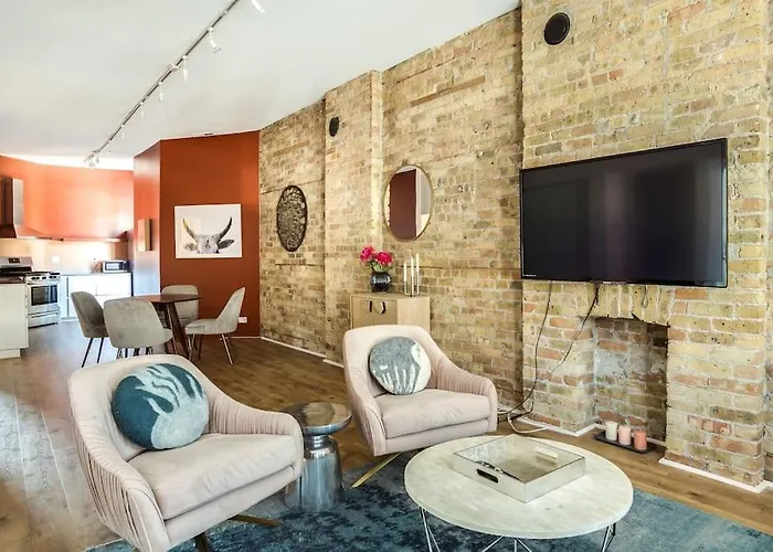Beautifully Remodeled Second Floor Flat In River North - 2n Apartment *