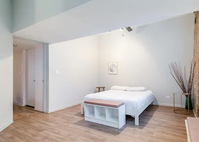 Beautifully Remodeled Second Floor Flat In River North - 2n * Chicago