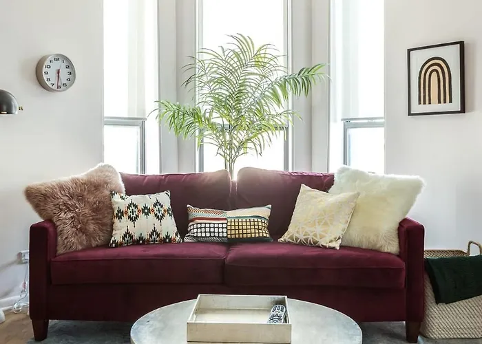 Beautifully Remodeled Second Floor Flat In River North - 2n Chicago